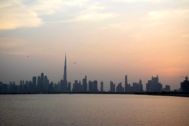 Dubai 'nin güzel bir şehrinin ufuk çizgisi üzerinde gün batımı. BAE. Açık havada.
