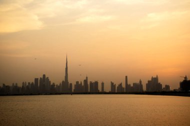 Dubai 'nin güzel bir şehrinin ufuk çizgisi üzerinde gün batımı. BAE. Açık havada.