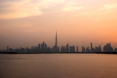 Dubai 'nin güzel bir şehrinin ufuk çizgisi üzerinde gün batımı. BAE. Açık havada.