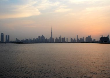 Dubai 'nin güzel bir şehrinin ufuk çizgisi üzerinde gün batımı. BAE. Açık havada.