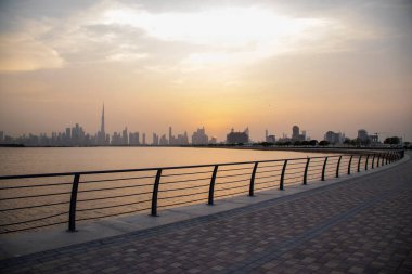 Dubai 'nin güzel bir şehrinin ufuk çizgisi üzerinde gün batımı. BAE. Açık havada.