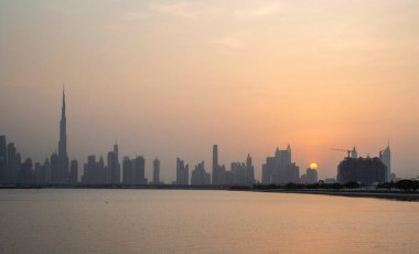 Dubai 'nin güzel bir şehrinin ufuk çizgisi üzerinde gün batımı. BAE. Açık havada.