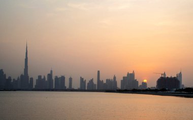 Dubai 'nin güzel bir şehrinin ufuk çizgisi üzerinde gün batımı. BAE. Açık havada.