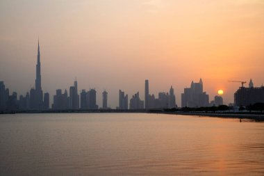 Dubai 'nin güzel bir şehrinin ufuk çizgisi üzerinde gün batımı. BAE. Açık havada.
