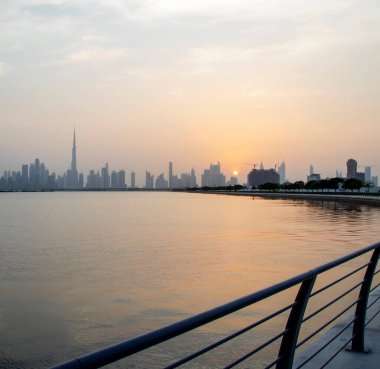 Dubai 'nin güzel bir şehrinin ufuk çizgisi üzerinde gün batımı. BAE. Açık havada.