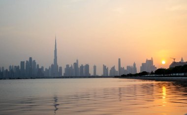 Dubai 'nin güzel bir şehrinin ufuk çizgisi üzerinde gün batımı. BAE. Açık havada.