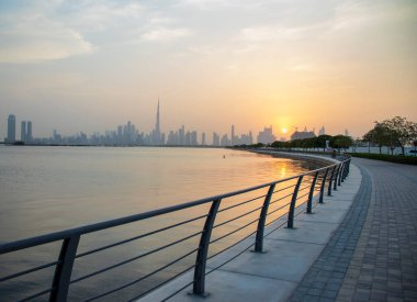 Dubai 'nin güzel bir şehrinin ufuk çizgisi üzerinde gün batımı. BAE. Açık havada.