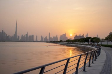 Dubai 'nin güzel bir şehrinin ufuk çizgisi üzerinde gün batımı. BAE. Açık havada.