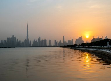 Dubai 'nin güzel bir şehrinin ufuk çizgisi üzerinde gün batımı. BAE. Açık havada.