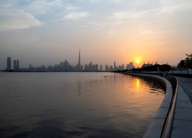 Dubai 'nin güzel bir şehrinin ufuk çizgisi üzerinde gün batımı. BAE. Açık havada.