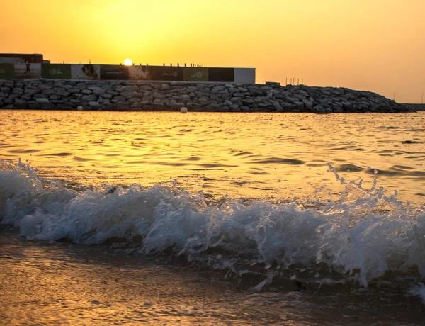 Pôr Sol Dramático Capturado Praia Mer Dubai Emirados Árabes Unidos — Fotografia de Stock