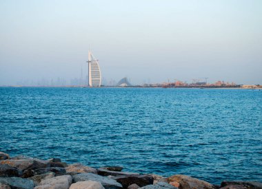 Dubai şehri gün batımından önce ufuk çizgisi. Palm Jumeirah 'dan görüntü. Açık havada.
