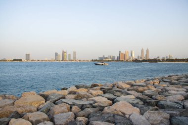 Dubai şehri gün batımından önce ufuk çizgisi. Palm Jumeirah 'dan görüntü. Açık havada.