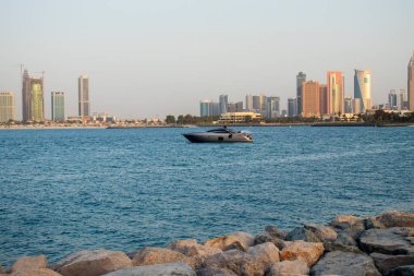 Dubai şehri gün batımından önce ufuk çizgisi. Palm Jumeirah 'dan görüntü. Açık havada.