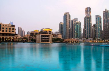 Dubai şehir merkezinde, Dubai AVM tarafından çekilmiş, dünyanın en büyük alışveriş merkezi. Açık havada.