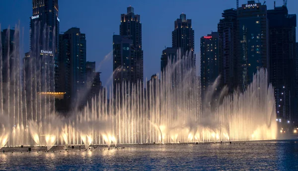 Dubai şehir merkezinde, Dubai AVM tarafından çekilmiş, dünyanın en büyük alışveriş merkezi. Sahnede ünlü dans eden Dubai çeşmesi de görülebilir.