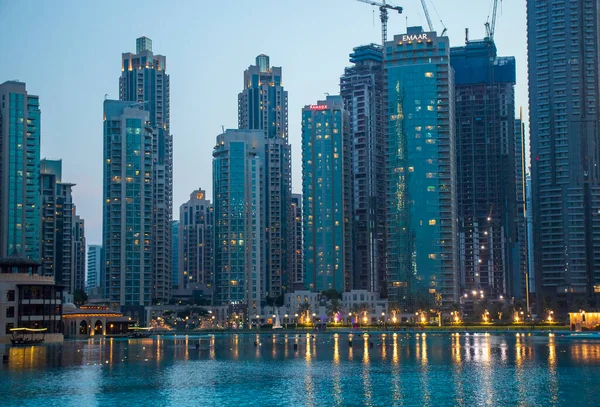 Dubai şehir merkezinde, Dubai AVM tarafından çekilmiş, dünyanın en büyük alışveriş merkezi. Açık havada.