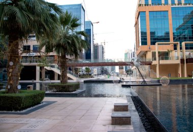 Dubai, BAE 'deki Business Bay bölgesindeki Bay Square bölgesinde. Açık havada.