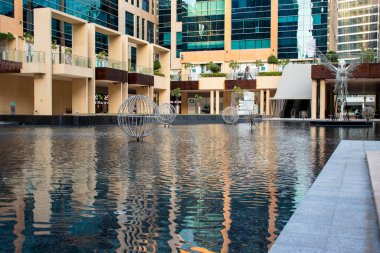 Dubai, BAE 'deki Business Bay bölgesindeki Bay Square bölgesinde. Açık havada.