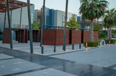 Ağaçlı ve gölgeli bir parkın parçası. Açık havada.