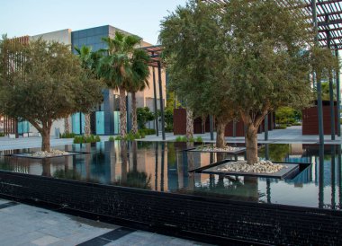 Ağaçlar ve su tesisatı olan bir parkın parçası. Açık havada.