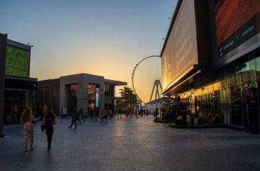Jumeirah plaj evleri AIn Dubai ile plaza, arka planda dünyanın en uzun dönme dolap vell 'i, Dubai, BAE. Açık havada.
