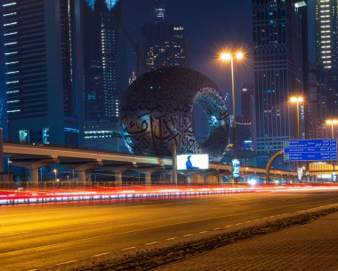 Birleşik Arap Emirlikleri 'nin ana yolu, Shekh Zayed yolu. Dubai 'de çekilmiş. Birçok ünlü bina metro istasyonu ve 