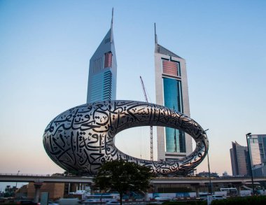 Birleşik Arap Emirlikleri 'nin ana yolu, Shekh Zayed yolu. Dubai 'de çekilmiş. Birçok ünlü bina metro istasyonu ve 