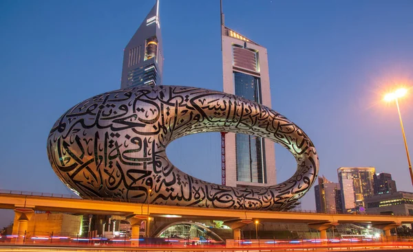 Birleşik Arap Emirlikleri 'nin ana yolu, Shekh Zayed yolu. Dubai 'de çekilmiş. Birçok ünlü bina metro istasyonu ve 