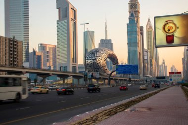 Birleşik Arap Emirlikleri 'nin ana yolu, Shekh Zayed yolu. Dubai 'de çekilmiş. Birçok ünlü bina metro istasyonu ve 