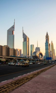 Birleşik Arap Emirlikleri 'nin ana yolu, Shekh Zayed yolu. Dubai 'de çekilmiş. Birçok ünlü bina metro istasyonu ve 