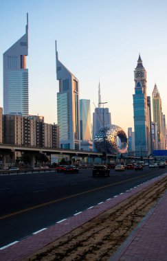 Birleşik Arap Emirlikleri 'nin ana yolu, Shekh Zayed yolu. Dubai 'de çekilmiş. Birçok ünlü bina metro istasyonu ve 