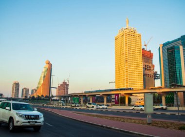 Birleşik Arap Emirlikleri 'nin ana yolu, Shekh Zayed yolu. Dubai 'de çekilmiş. Birçok ünlü bina, metro istasyonu kadar açık havada da görülebilir.