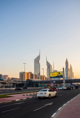 Birleşik Arap Emirlikleri 'nin ana yolu, Shekh Zayed yolu. Dubai 'de çekilmiş. Birçok ünlü bina, metro istasyonu kadar açık havada da görülebilir.
