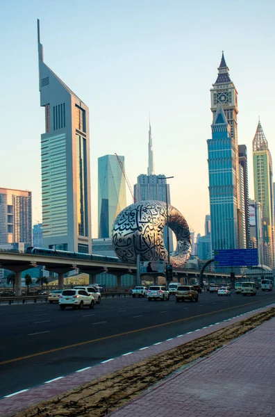 Birleşik Arap Emirlikleri 'nin ana yolu, Shekh Zayed yolu. Dubai 'de çekilmiş. Birçok ünlü bina metro istasyonu ve 