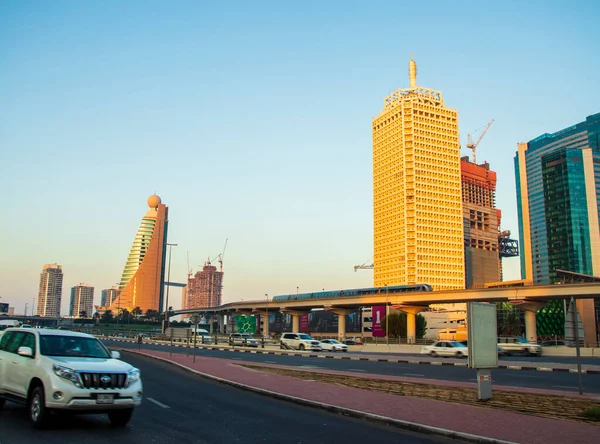 Birleşik Arap Emirlikleri 'nin ana yolu, Shekh Zayed yolu. Dubai 'de çekilmiş. Birçok ünlü bina, metro istasyonu kadar açık havada da görülebilir.