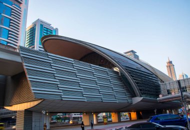 Shaikh Zayed yolundaki metro istasyonu, Dubai, BAE. Açık havada.