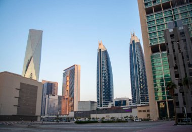Dubai Uluslararası Finans Merkezi 'ndeki kulelerin görüntüsü. Açık havada.