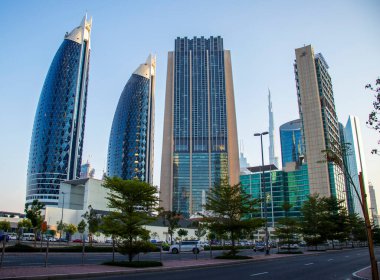 Dubai Finans Merkezi yolu. Burç Khalifa gibi yerler, dünyanın en yüksek binası, indeks kulesi, park kuleleri olay yerinde görülebilir. Açık havada.