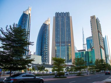 Dubai Finans Merkezi yolu. Burç Khalifa gibi yerler, dünyanın en yüksek binası, indeks kulesi, park kuleleri olay yerinde görülebilir. Açık havada.