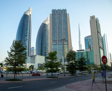 Dubai Finans Merkezi yolu. Dünyanın en yüksek binası olan Burj Halife, Endeks Kulesi, Park Kuleleri ve Adres Gökyüzü manzarası gibi simgeler olay yerinde görülebilir. Açık havada.