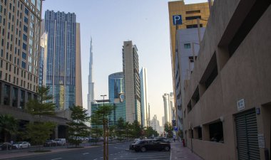 Dubai Finans Merkezi yolu. Dünyanın en yüksek binası olan Burj Halife, Endeks Kulesi ve Gökyüzü Adresleri gibi simgeler olay yerinde görülebilir. Açık havada.