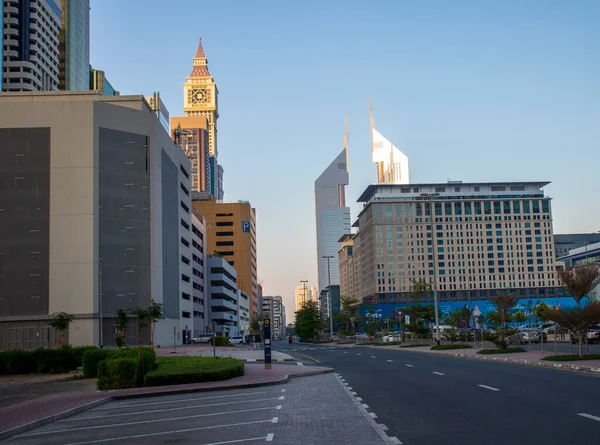 Dubai Finans Merkezi yolu. Resimde Jumeirah Emirates kuleleri, Ritz Carlton, DIFC gibi simgeler yer alıyor. Açık havada.