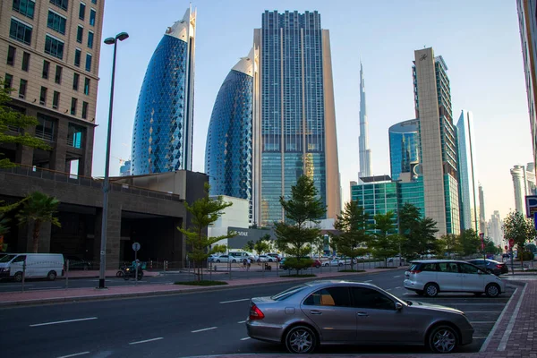 Dubai Finans Merkezi yolu. Dünyanın en yüksek binası olan Burj Halife, Endeks Kulesi, Park Kuleleri ve Adres Gökyüzü manzarası gibi simgeler olay yerinde görülebilir. Açık havada.