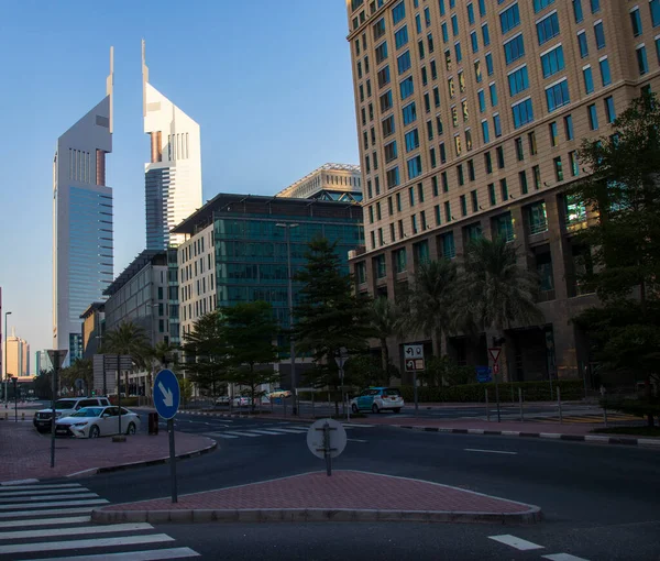 Dubai Finans Merkezi yolu. Resimde Jumeirah Emirates kuleleri, Ritz Carlton, DIFC gibi simgeler yer alıyor. Açık havada.
