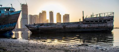 Dubai 'nin Jadaf bölgesinde gün doğumu, Dubai Creek Limanı inşaatı kısmen tamamlandı. Eski terk edilmiş gemiler olay yerinde görülebilir. Açık havada.