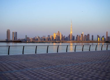 Dubai 'nin güzel bir şehrinin ufuk çizgisi üzerinde gün doğumu. Şehrin Jadaf bölgesinde ateş edilmiş. BAE. Açık havada.