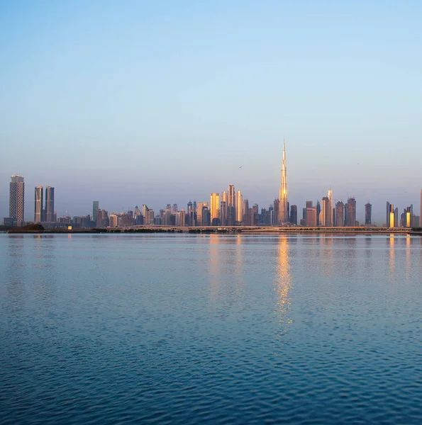 Dubai 'nin güzel bir şehrinin ufuk çizgisi üzerinde gün doğumu. Şehrin Jadaf bölgesinde ateş edilmiş. BAE. Açık havada.