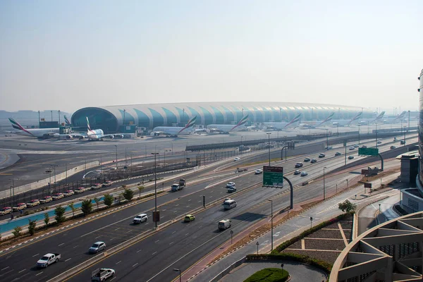 Vista Aeroporto Internacional Dubai Terminal Estrada Aeroporto Eau Livre — Fotografia de Stock