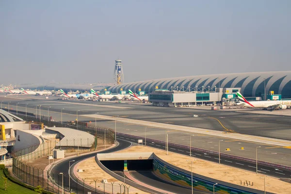 Vista Aeroporto Internacional Dubai Terminal Estrada Aeroporto Eau Livre — Fotografia de Stock